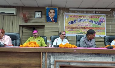 होली मिलन समारोह में पत्रकार विजय कुमार मधुरेश ने कविताओं से भरा रंग