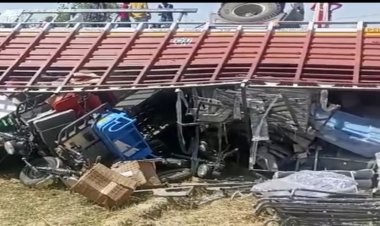 ई-रिक्शा लदा ट्रक पलटा गड्ढे में, लाखों का नुकसान