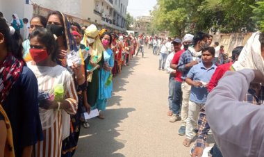 नकल करते हुए पकड़ी गई छात्रा