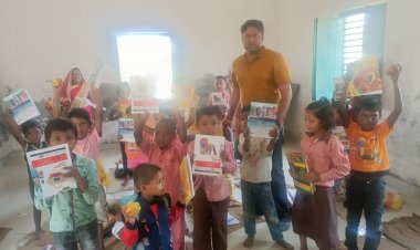 जिला पंचायत अध्यक्ष प्रतिनिधि पंकज सिंह ने छात्राओं को वितरित किया पाठ्य पुस्तकें