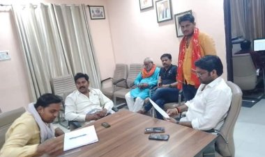 लंबित मामलों पर जल्द निस्तारण के लिए अधिकारियों से मिल जिला पंचायत अध्यक्ष प्रतिनिधि