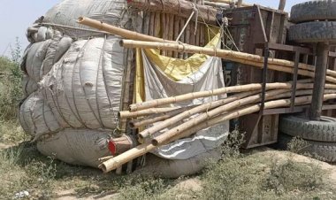 अनियंत्रित भूसा लदा ट्रैक्टर पलटा