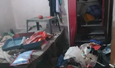 पेड़ के सहारे घर में घुसे चोर, लाखों के माल पर किया हाथ साफ