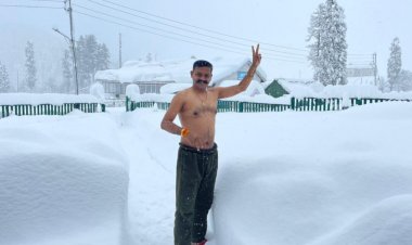 पहाड़ के देवदूतों का फौलादी हौसला : गुलमर्ग में माइनस 10 डिग्री में बर्फ़ से स्नान