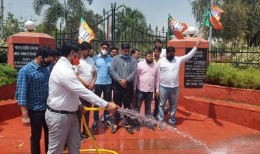 शहीद स्मारक पर चलाया स्वच्छता अभियान