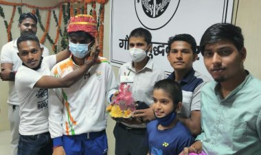 जीवन अर्पण सामाजिक सेवा संस्था के सदस्यों ने डीएम को दी जीत की बधाई