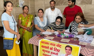सोसाइटी एक्सप्रेस जेनिथ में वोटर कार्ड बनाने के लिए लगा कैंप