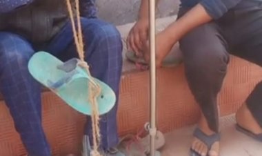 लोनी विधायक द्वारा विकास ना कराने को लेकर वार्ड नंबर 5 की जनता ने बनाई जूतों की माला