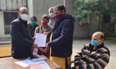 ‘राष्ट्रध्वज का सम्मान करें’ विषय पर मथुरा में ज्ञापन प्रस्तुत