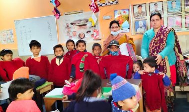 शहीद भगत सिंह संस्कार पाठशाला में बच्चों को स्वेटर किए गए वितरण