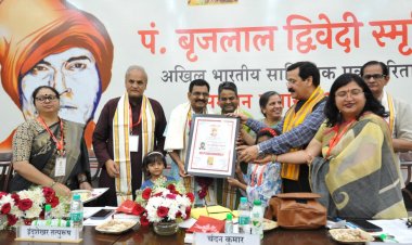 डॉ. इंदुशेखर तत्पुरुष को मिला 14वां पं. बृजलाल द्विवेदी साहित्यिक पत्रकारिता सम्मान