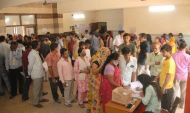 नोएडा लोकमंच व लायंस क्लब नोएडा के निशुल्क नेत्र जांच शिविर में 550 की जांच एक्स