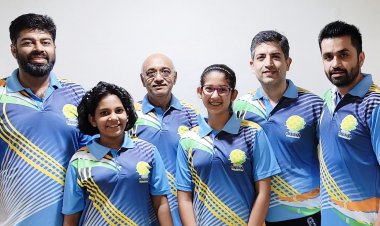 पिकलबॉल एक रैकेट/पैडल खेल है जिसे कई अन्य रैकेट खेलों के तत्वों को मिलाकर बनाया गया है