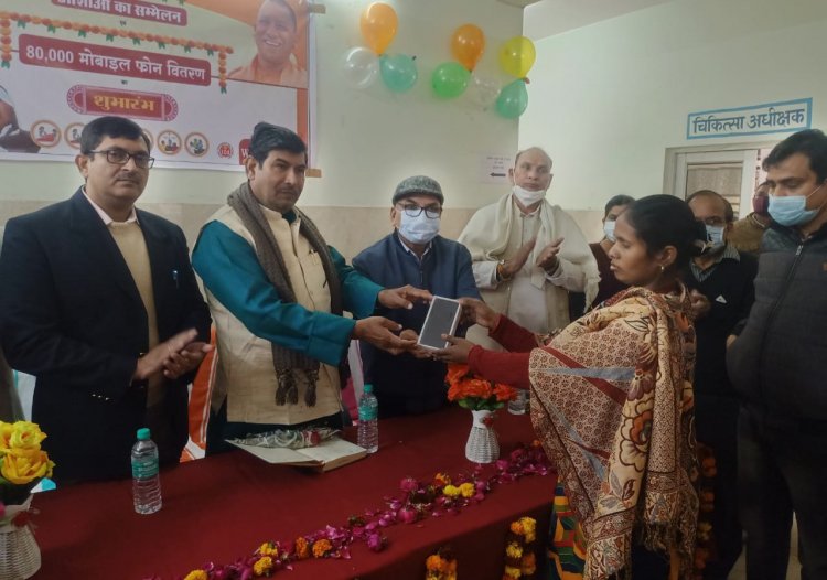जनपद की आशा बनेंगी स्मार्ट, मिले एंड्रोइड फोन सीएचसी बिसरख पर आयोजित कार्यक्रम में एमएलसी श्रीचंद शर्मा ने वितरित किये फोन