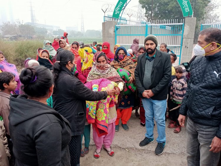 जरूरतमंदों को किये गर्म कम्बल का वितरण