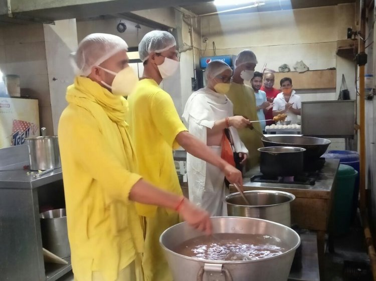 इस्कॉन अपने 'फ़ूड फॉर लाइफ' योजना के अन्तर्गत लोगों उपलब्ध करा रहा है भोजन