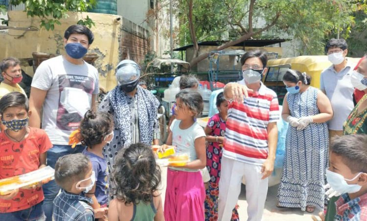 दिहाड़ी मजदूरों और उनके बच्चों को भोजन की थालिया की गई वितरित