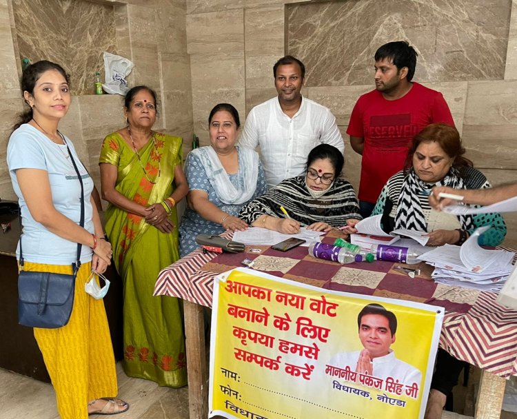 सोसाइटी एक्सप्रेस जेनिथ में वोटर कार्ड बनाने के लिए लगा कैंप
