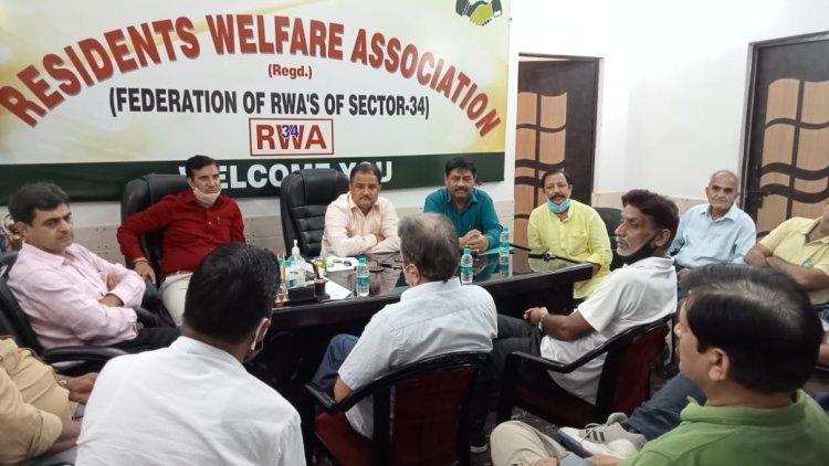 सेक्टर-34 में प्राधिकरण के जल एवं सीवर विभाग के अधिकारियों ने सुनी समस्याएं