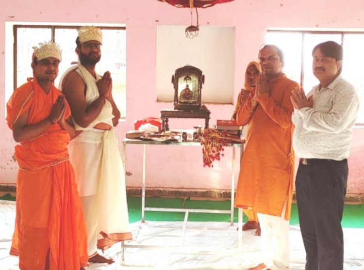 बागपत के सिसाना गांव में हजारों साल पुराने जैन मन्दिर की समिति द्वारा निकाली गई भव्य रथयात्रा