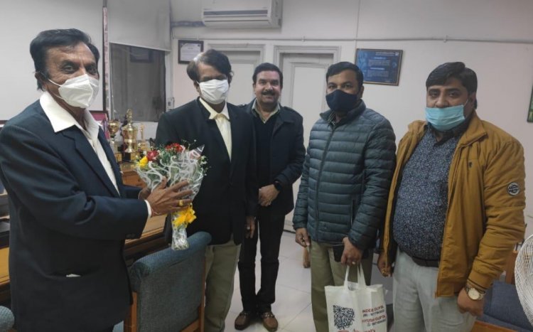 प्रमोद अरूण एजुकेशन फ़ाउन्डेशन ने बांटे मास्क, ओकसीमीटर और थर्मामीटर