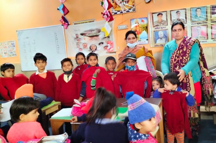 शहीद भगत सिंह संस्कार पाठशाला में बच्चों को स्वेटर किए गए वितरण