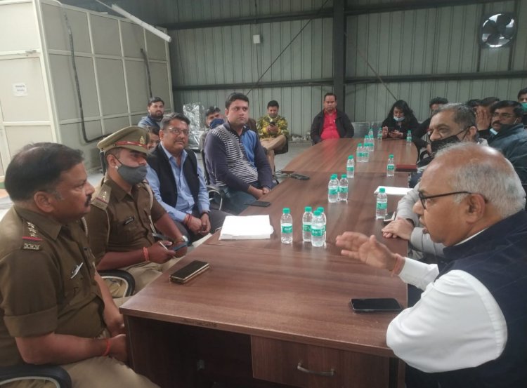 एसीपी योगेंद्र सिंह के साथ एकोटेक-12 इंडस्ट्रीज़ एसोशिएशन के सदस्यों ने की बैठक