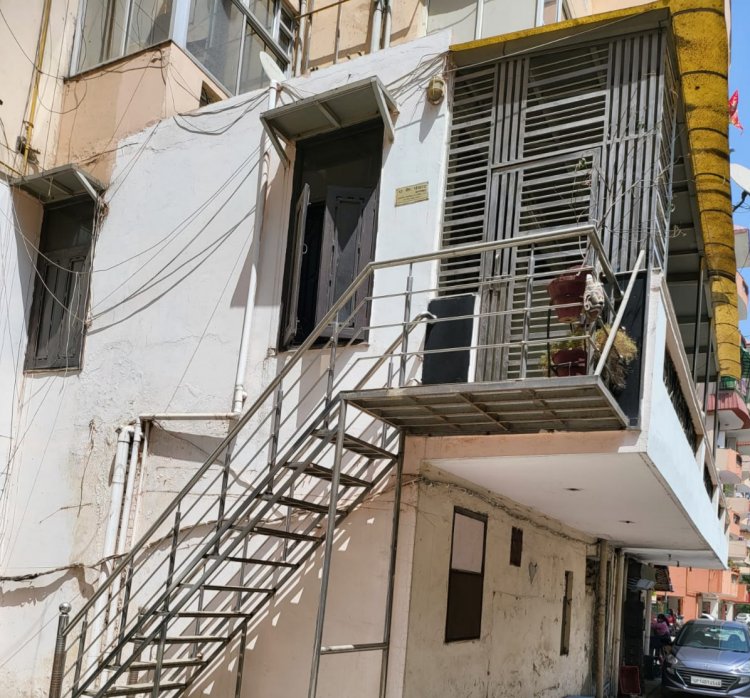 मुख्यमंत्री से सोसायटी में अतिक्रमण करने वालों की शिकायत की