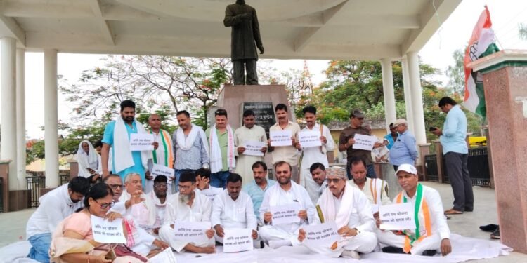 अग्निपथ के विरोध में कांग्रेसियों ने किया सत्याग्रह