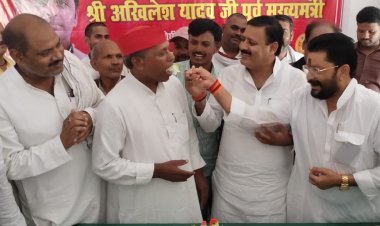 सपा मुखिया का समाजवादियो ने केक काटकर मनाया जन्मदिन