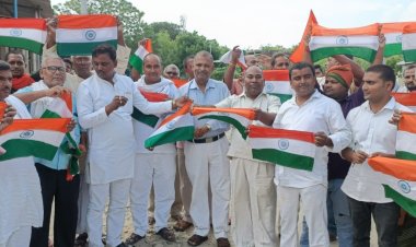 ग्राम प्रधान प्रतिनिधि  ने 501 तिरंगा वितरण किया