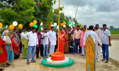 ग्राम प्रधान  प्रतिनिधि ने सचिवालय में किया ध्वजारोहण, गुंजा भारत माता की जय