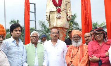 नोएडा में लगी स्वतंत्रता सेनानी महाशय तेजपाल जी की मूर्ति