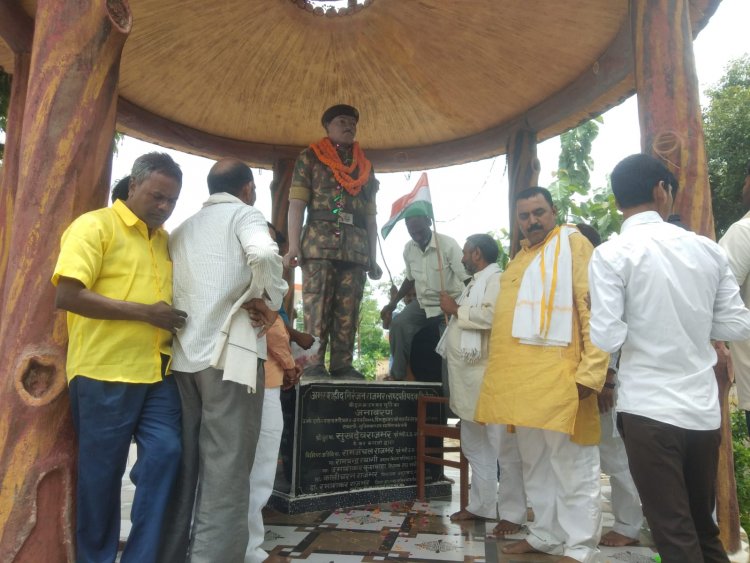 भाजपा नेता ने किया शहिद के प्रतिमा पर माल्यार्पण और मीटिंग में व्यस्त रहें खंड विकास अधिकारी