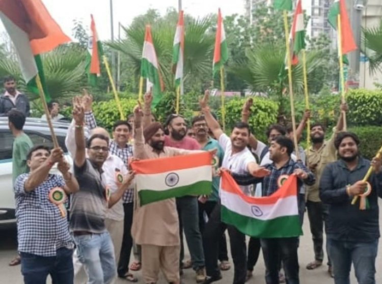 निकाली तिरंगा यात्रा व दीप जलाकर शहीदों को किया नमन