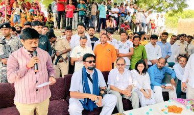 ग्राम रामपुर खादर में उ.प्र. सरकार  मंत्री नंद गोपाल गुप्ता उर्फ नंदी संग जेवर विधायक धीरेंद्र सिंह ने लगाई चौपाल"