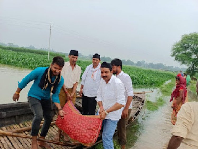 बाढ़ पीड़ितों के लिए आगे आए भाजपा नेता रविंद्र श्रीवास्तव
