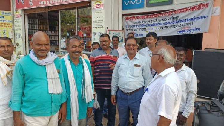 एलआईसी के कर्मचारी बैठे धरने पर ,जाने क्या है समस्या