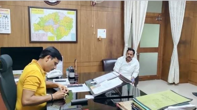 विधान परिषद सदस्य आशुतोष सिन्हा मिले जिलाधिकारी से