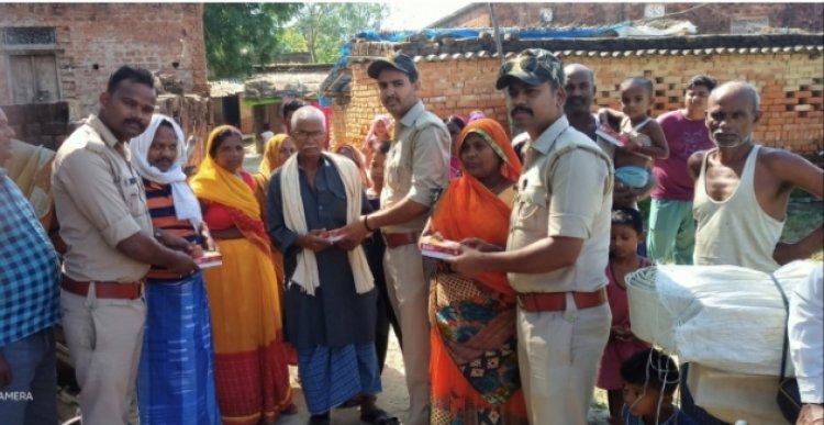 दलित बस्ती मे मिठाई बांटकर कांस्टेबल ने मनाई दीपावली