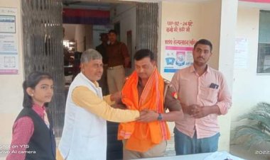 कासिमाबाद कोतवाली के प्रभारी निरीक्षक कमलेश पाल ने पहना भगवा,  विपक्ष ने किया कार्यवाही की मांग