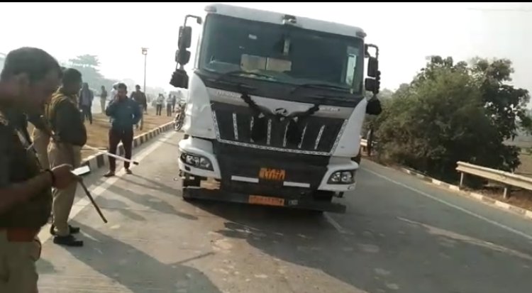 डंपर की चपेट में आने से स्कूटी सवार युवती की मौत दो घायल