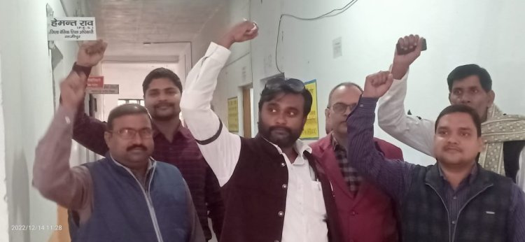 काली पट्टी बांधकर  शिक्षा कर्मचारियों ने जताया विरोध