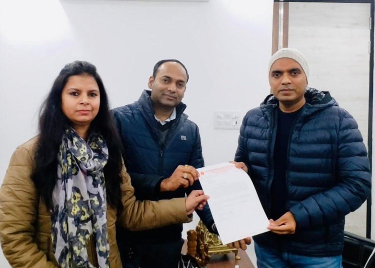 गौतम बुद्ध नगर विकास समिति के सदस्यों ने विधायक पंकज सिंह से मिलकर उ. प्र. में लिफ्ट एक्ट को लागू करने के लिए सौफा ज्ञापन