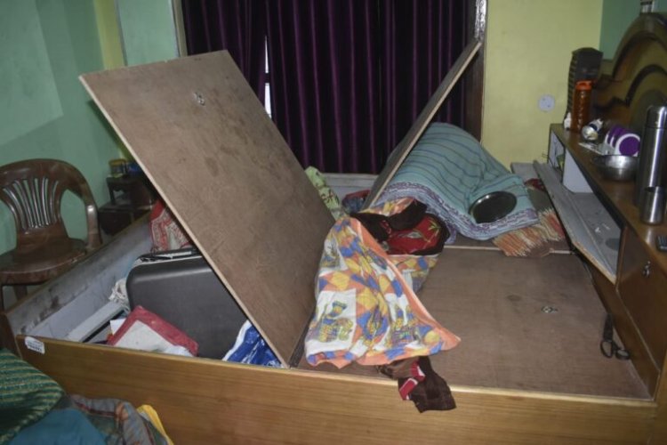 कर्मचारी नेता के घर को चोरों ने खंगाला
