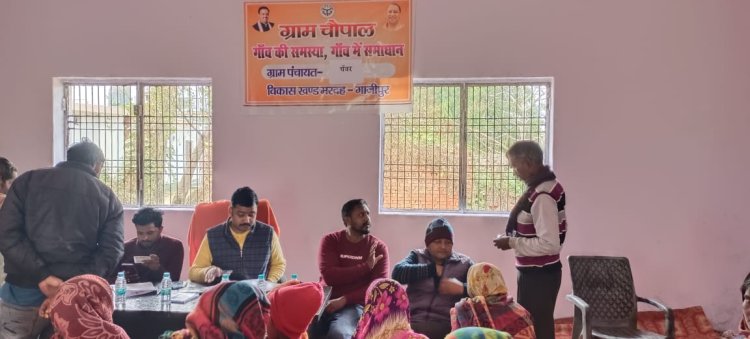 ग्राम चौपाल में लोगों के बीच पहुंचे एडीओ पंचायत नवीन सिंह