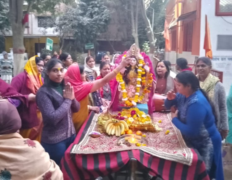 रजत विहार में मनाई गई बसंत पंचमी