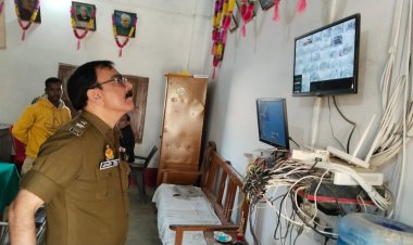 खाकी बाबा सिद्धार्थ इंटर कॉलेज पहुंचे डीएम एसपी