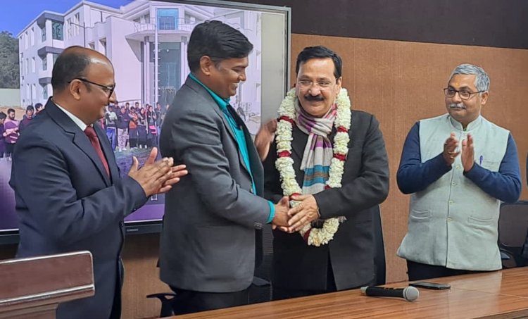 स्किल्स अपनाएं और अपने कल को बेहतर बनाएं : प्रो. द्विवेदी