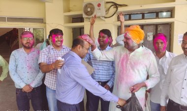 विकास भवन मे उङा गुलाल, कर्मचारीयों ने दी बधाई